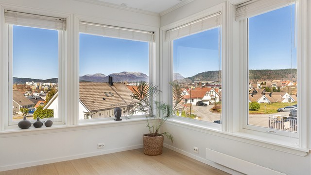 Godt med naturlig lysinnslipp fra vinduer og flott utsikt over Spjelkavika