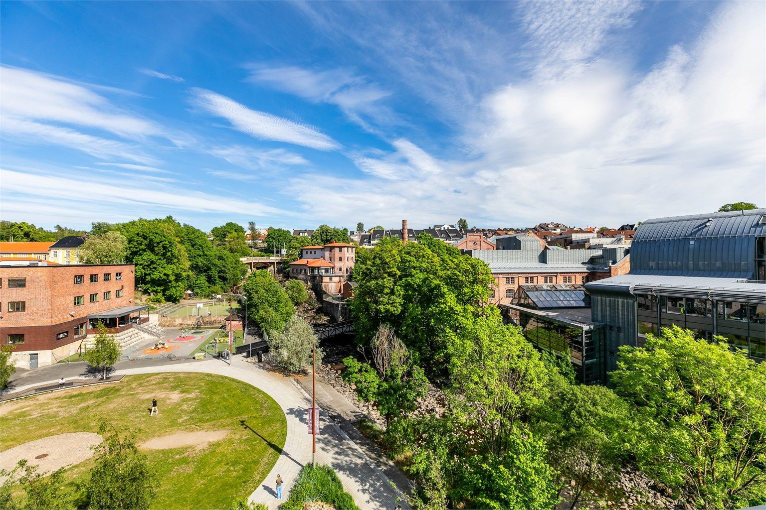 Nye gangbroer over Mosseelva kobler Verket på byens veletablerte sentrum. Rett på andre siden ligger sjarmerende Møllebyen med kafé, bibliotek og kino.