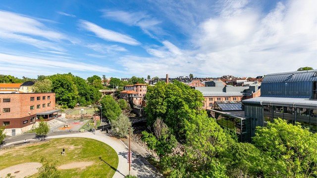 Nye gangbroer over Mosseelva kobler Verket på byens veletablerte sentrum. Rett på andre siden ligger sjarmerende Møllebyen med kafé, bibliotek og kino.