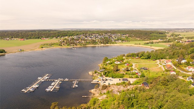 Småbåthavnen nedenfor er den nærmeste av flere i området. Hunnebunn og Tosekilen er et godt utgangspunkt for utflukter i skjærgården.