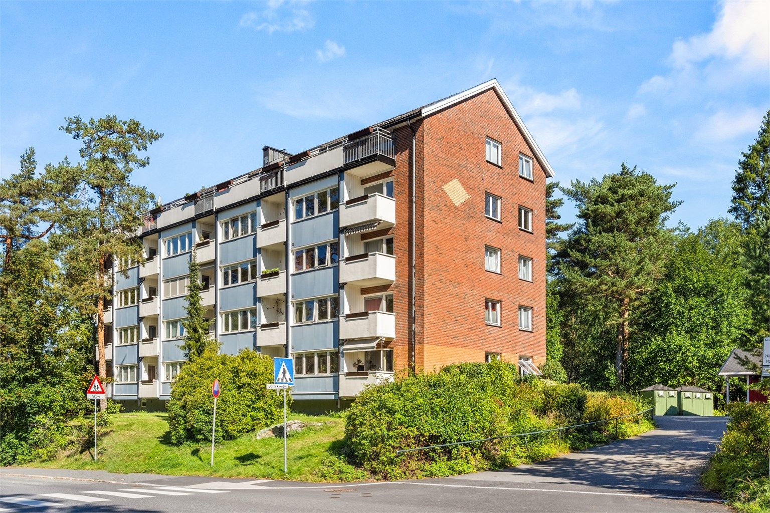 Boligen ligger i et grønt og veletablert borettslag på Bøler - her har du "alt" rett utenfor døren!