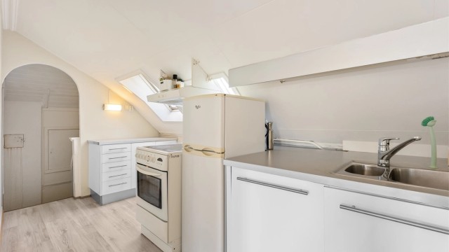 Loftsetasjen inneholder kjøkken, stue, soverom, baderom og bod