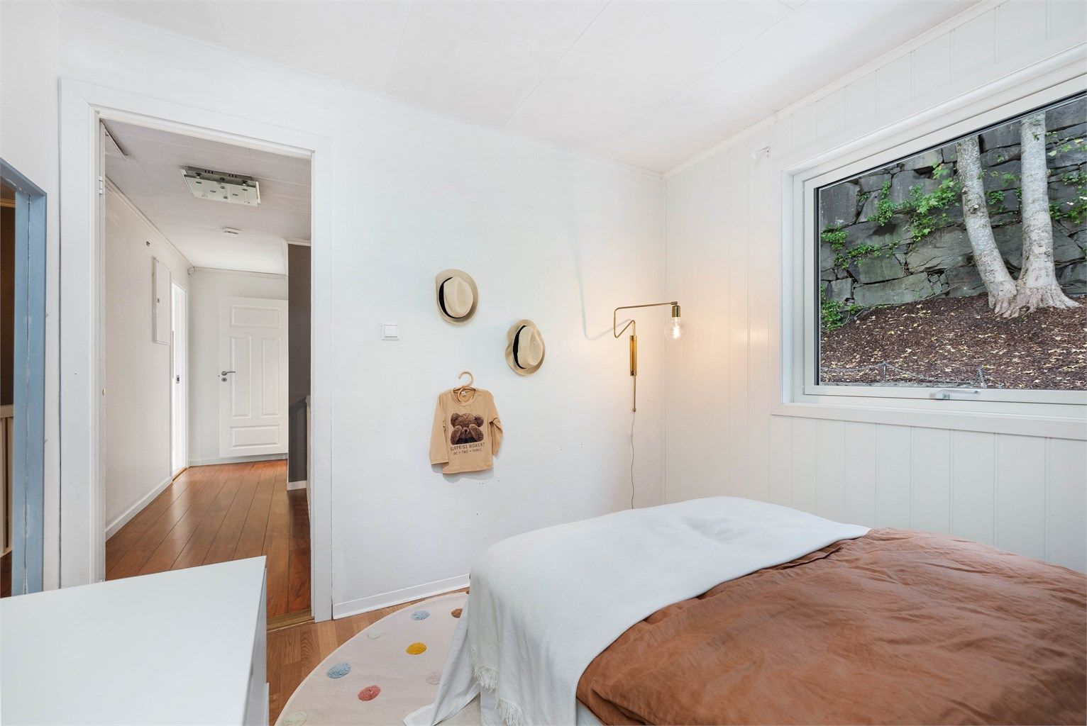 Soverom i 1. etasje med adkomst fra gangen.