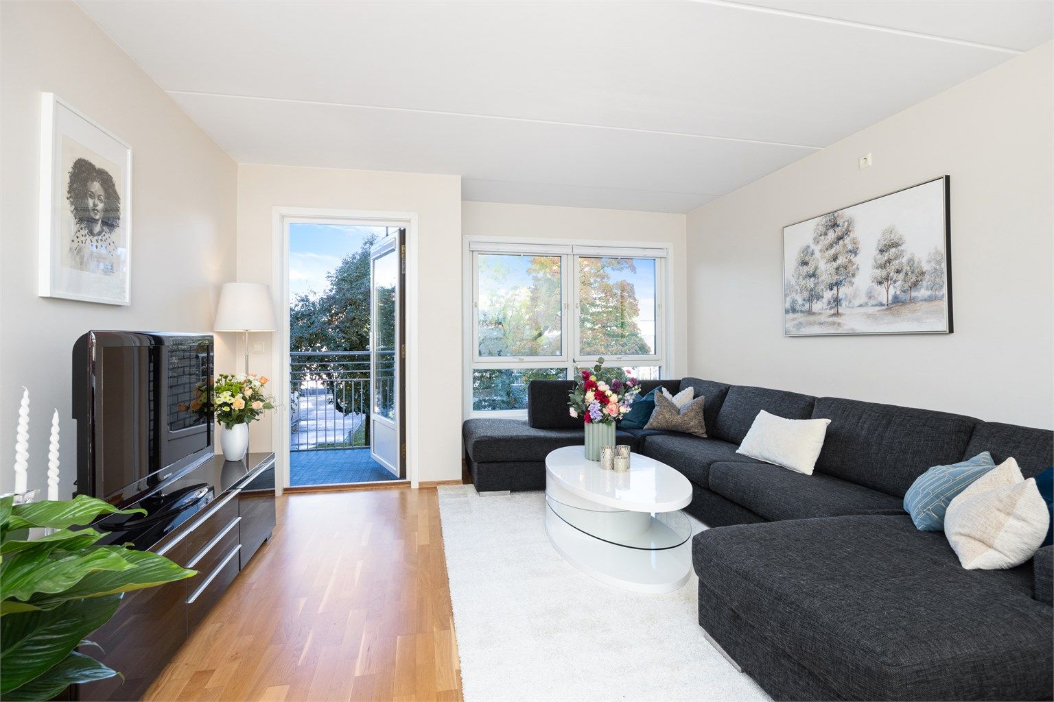 Stuen er lys og innbydende med god plass til sofa, salongbord og TV-seksjon.