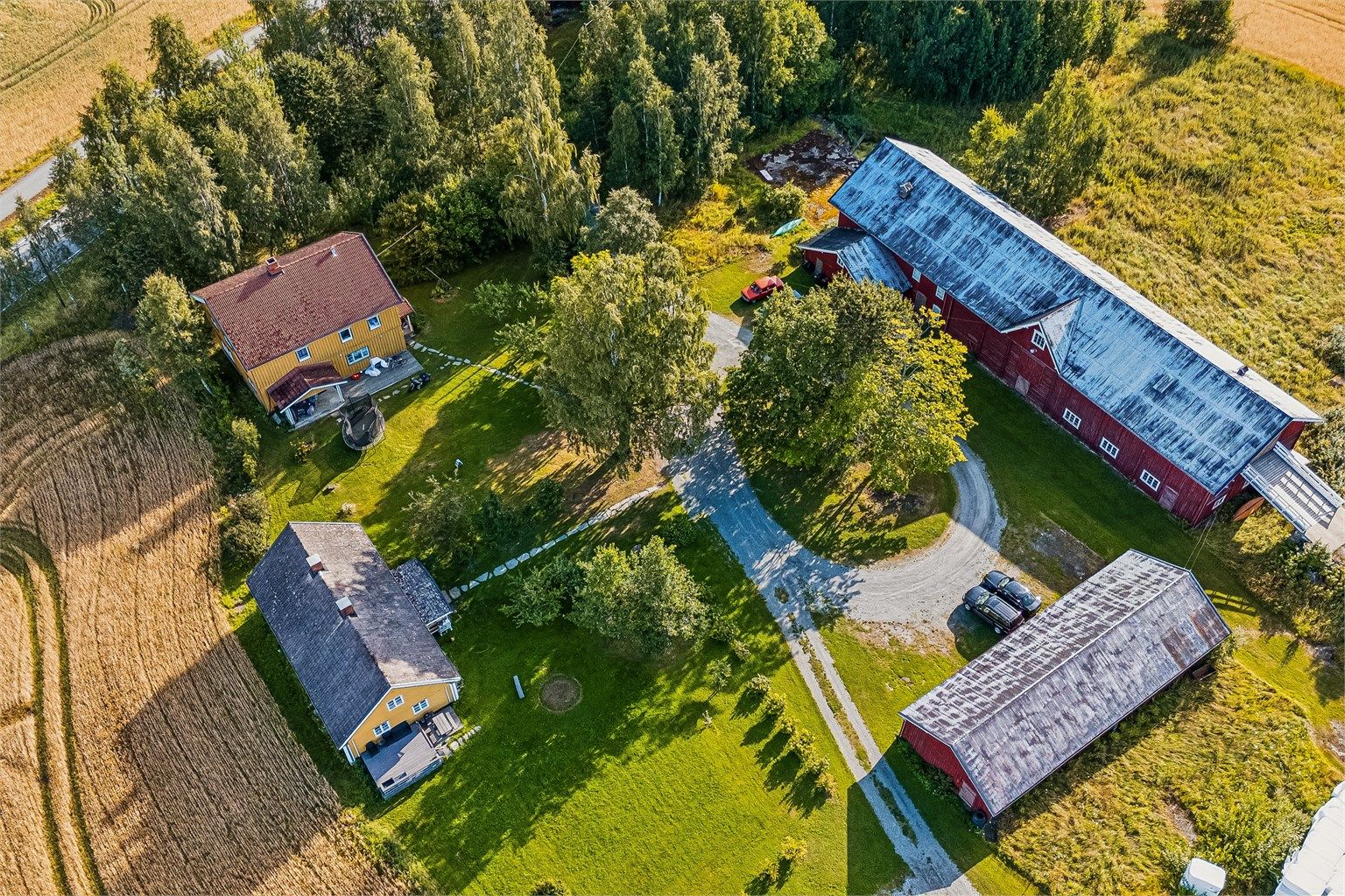 Gårdstun med ett ryddig og godt oppsett bestående av våningshus, kårbolig, stabbur, låve og vognhus.