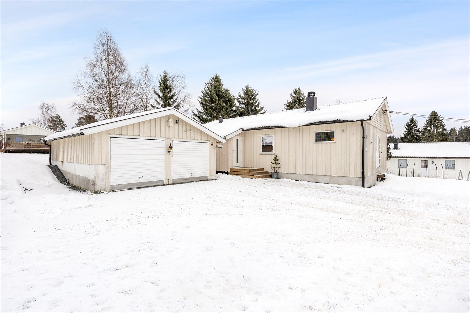 Betydelige oppgraderinger er utført, inkludert ny drenering og utbedring av deler av grunnmuren i 2024.