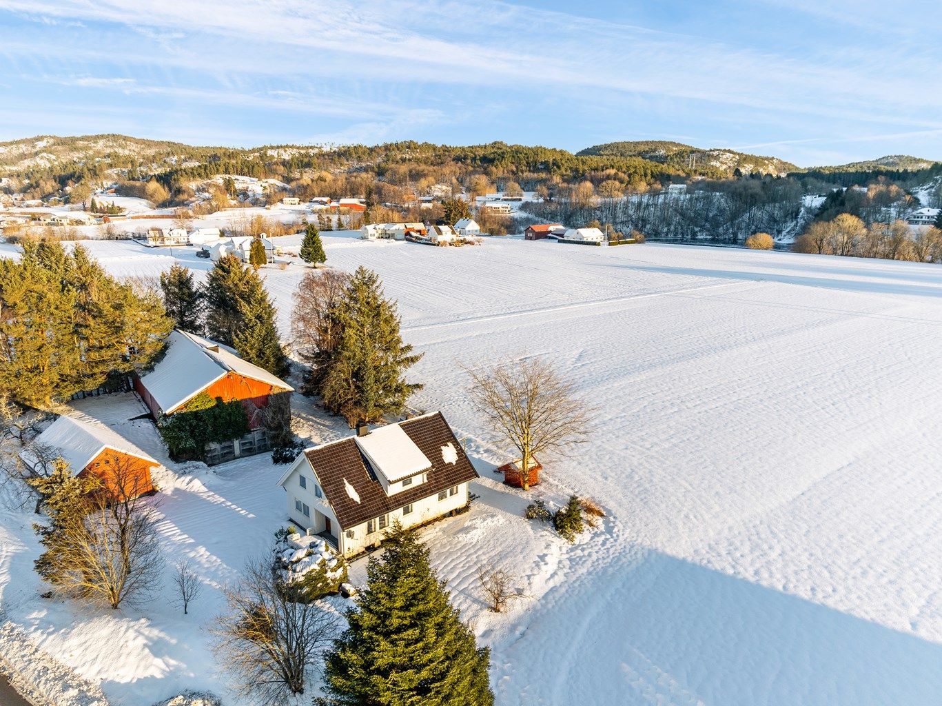 Krogsveen v/ Jon Fadnes ønsker deg velkommen til dette spennende småbruket i Topdalsveien 140 - med blant annet skogsareal og Bryggeplass og lakserett ved elven