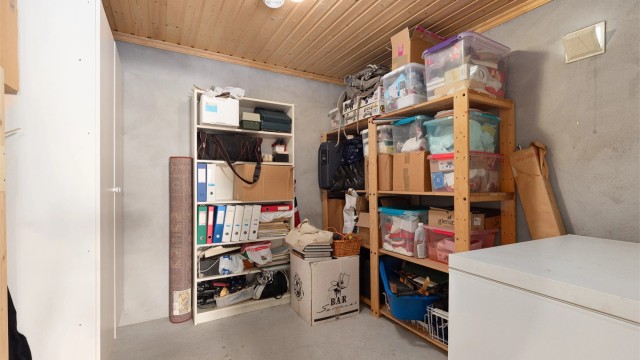 Det er to boder i kjelleren med god lagringsplass til alt fra julepynt, dypfryser, sesongklær ol.