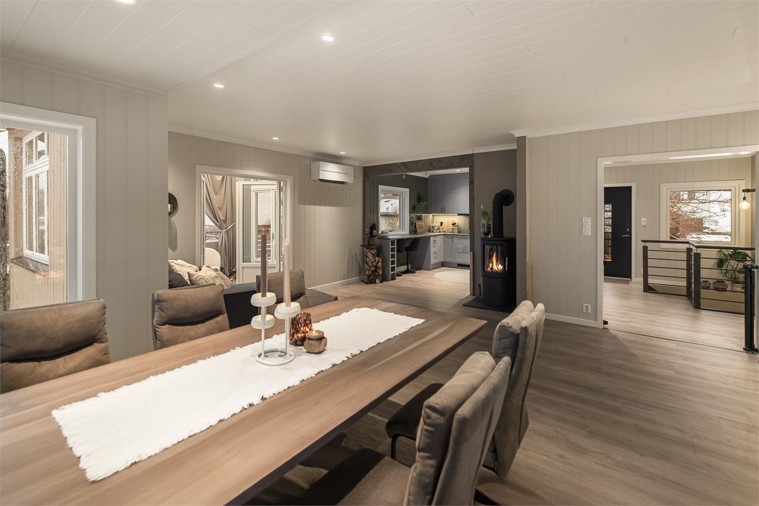 Boligen fremstår som godt holdt og er modernisert og oppgradert i perioden fra 2021 og frem til i dag. 