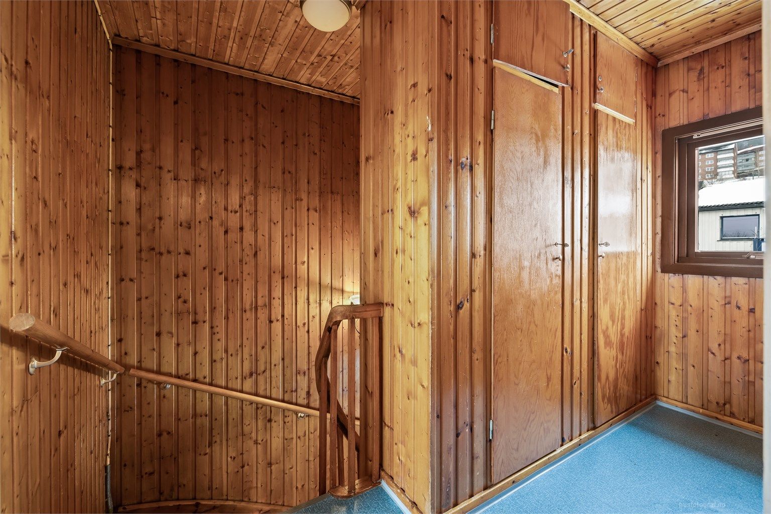 I gangen i andre etasje er det plassbygde skap som gir gode lagringsmuligheter.