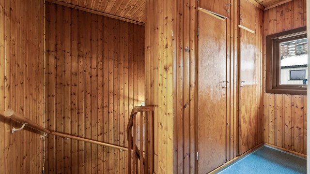 I gangen i andre etasje er det plassbygde skap som gir gode lagringsmuligheter.