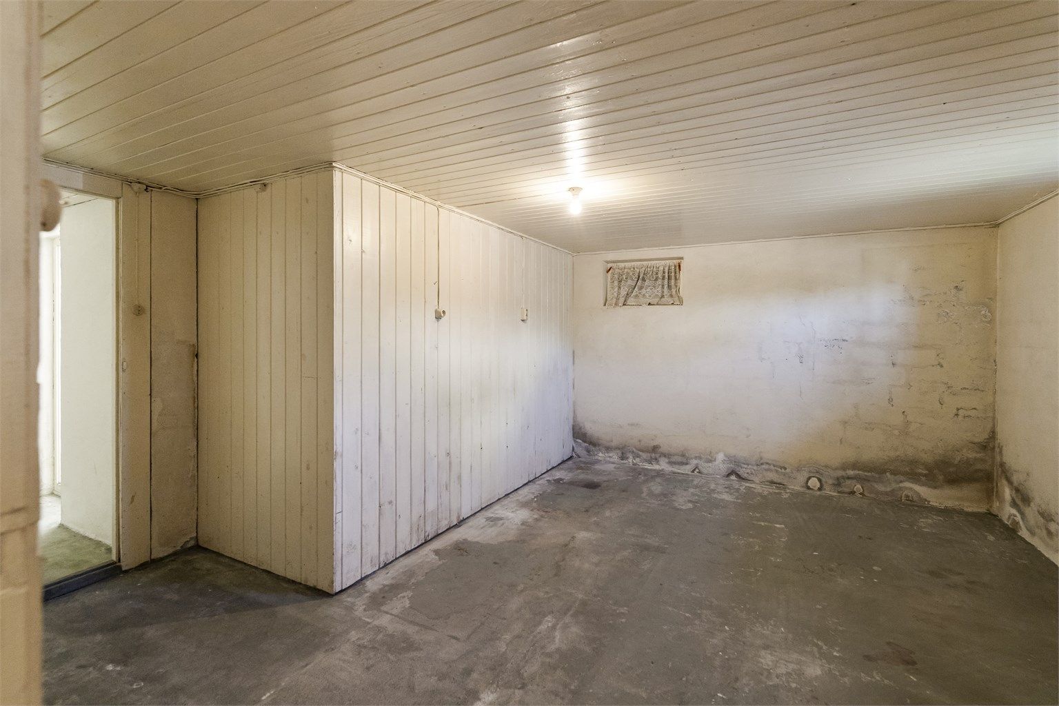 Kjelleren har rikelig med plass og gode lagringsmuligheter. Hele kjelleretasjen tilhører leiligheten i 1. etasje. 