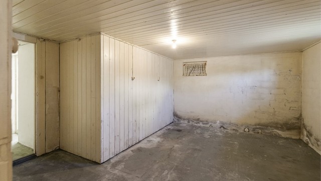 Kjelleren har rikelig med plass og gode lagringsmuligheter. Hele kjelleretasjen tilhører leiligheten i 1. etasje.