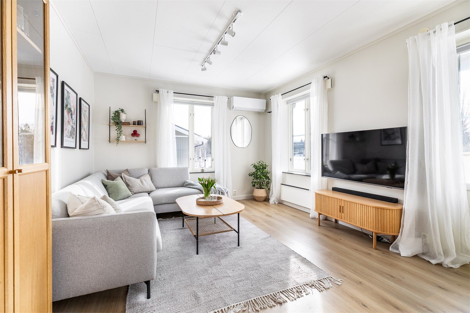 Stuen er i tidligere år utvidet på bekostning av et soverom det er fullt mulig å re-etablere.