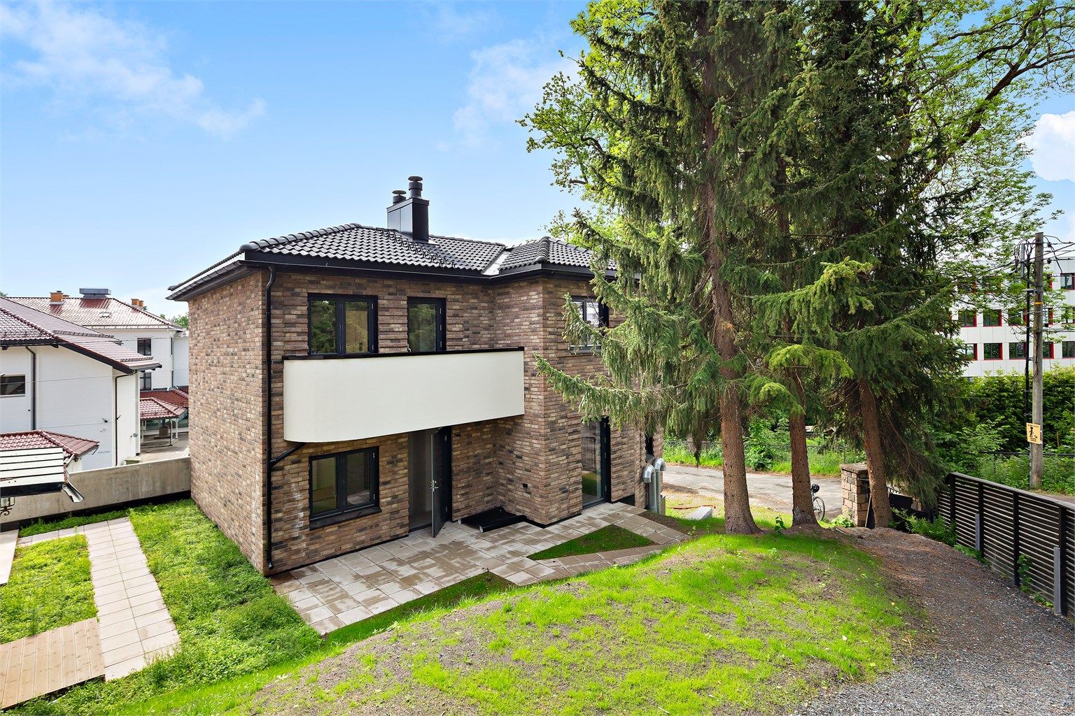 Velkommen til Montebellobakken 1B - ny meget pen leilighet med god Townhouse følelse. Privat uteplass fra stue og kjøkken. 