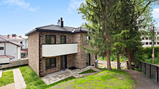 Velkommen til Montebellobakken 1B - ny meget pen leilighet med god Townhouse følelse. Privat uteplass fra stue og kjøkken.