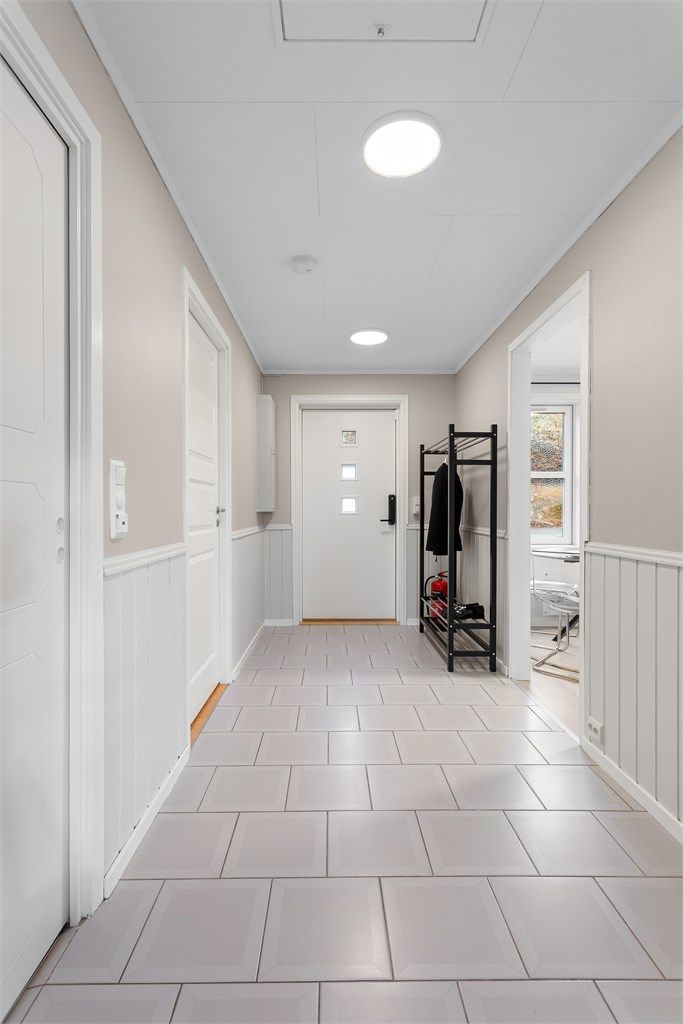 Entre og gang med flislagt gulv