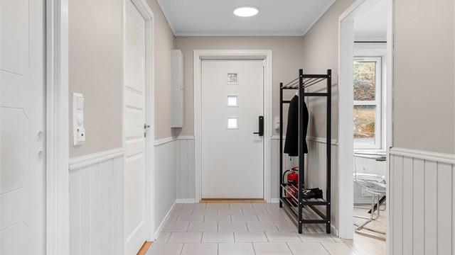 Entre og gang med flislagt gulv