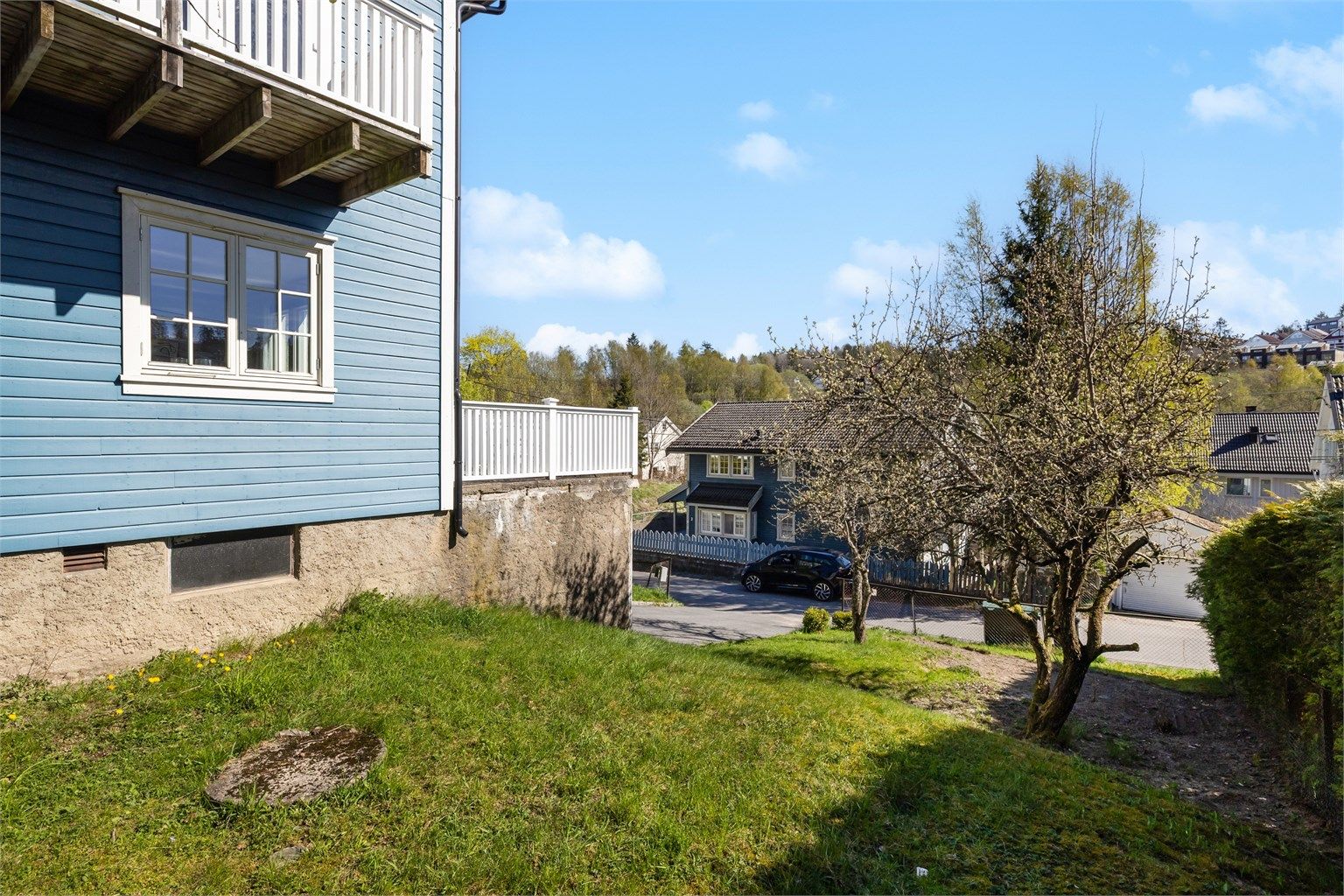 Hagen er opparbeidet med plen og beplantning.