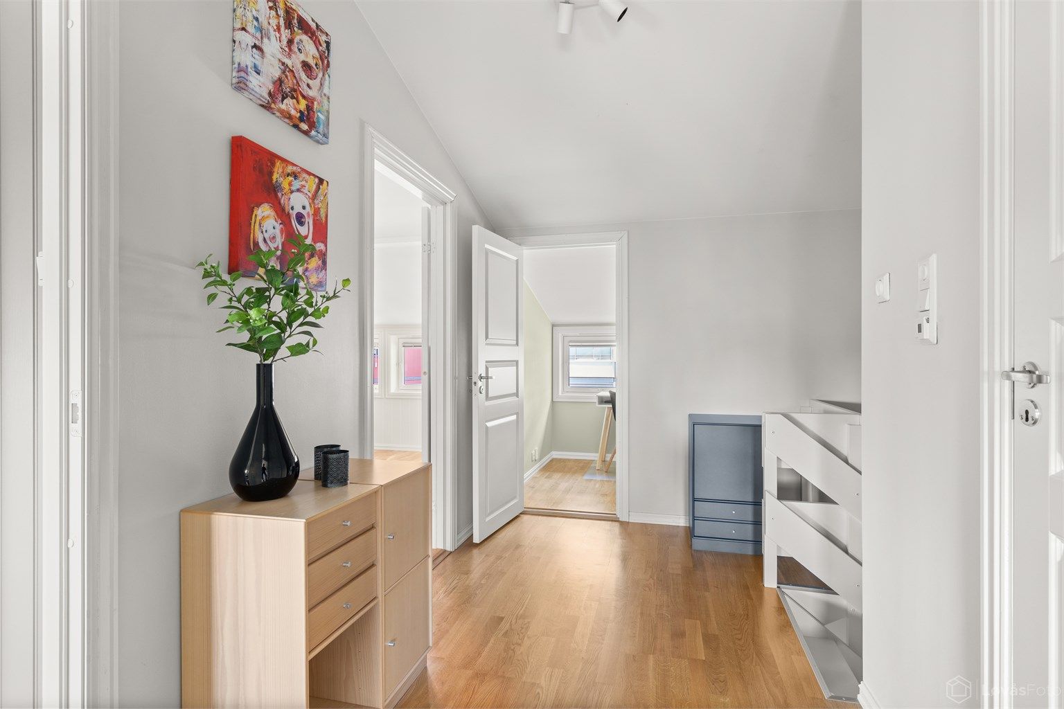 2. etasje består av trappegang, 3 soverom, bad og rom benyttet som kontor. Skråtak og takhøyde på opptil ca. 2,92 meter gir etasjen et særegent preg og en romslig romfølelse som skaper en hyggelig atmosfære.