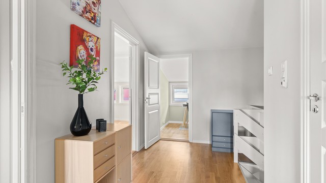 2. etasje består av trappegang, 3 soverom, bad og rom benyttet som kontor. Skråtak og takhøyde på opptil ca. 2,92 meter gir etasjen et særegent preg og en romslig romfølelse som skaper en hyggelig atmosfære.