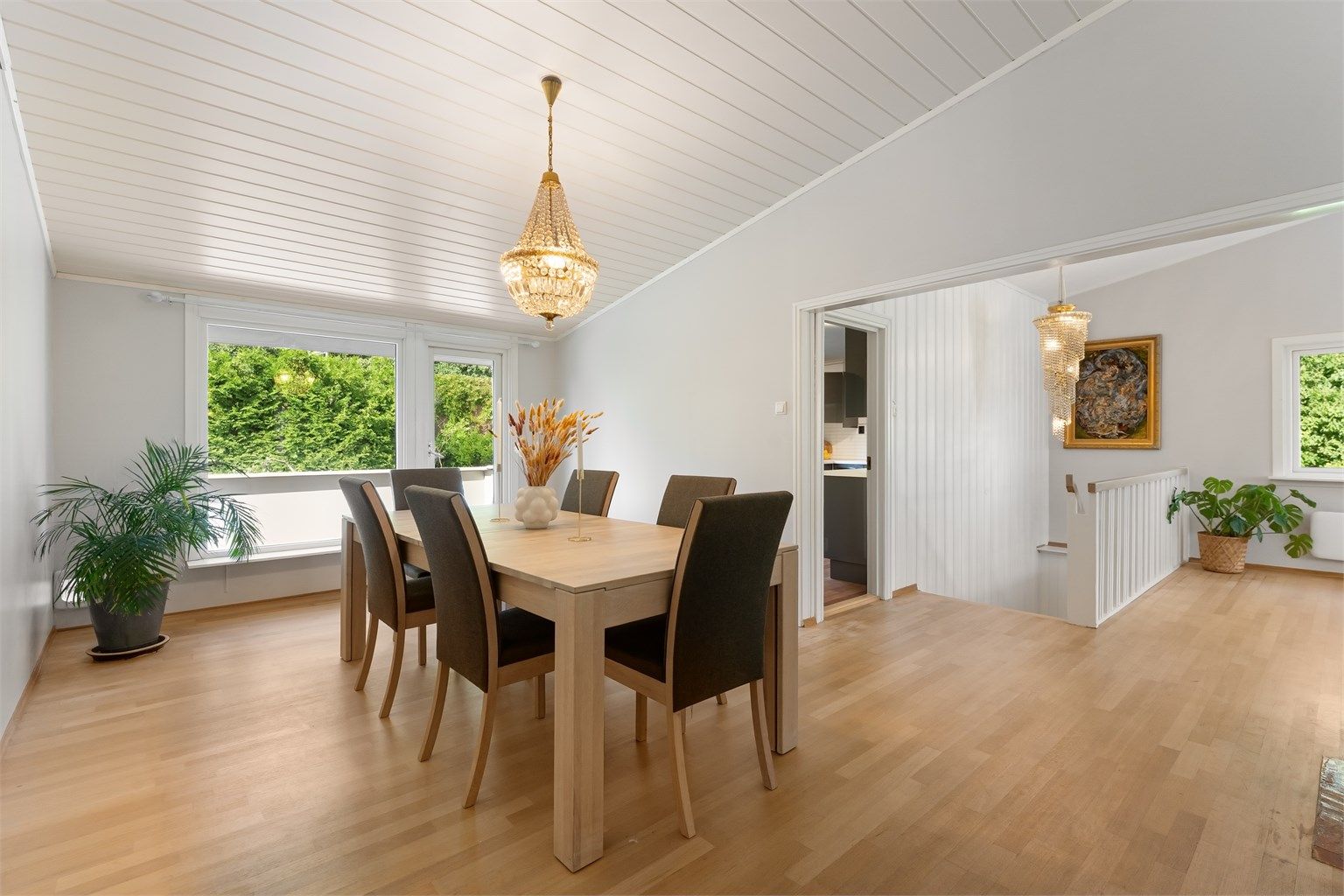 Spisestue med god plass til langbord, i åpen løsning mot stuen.