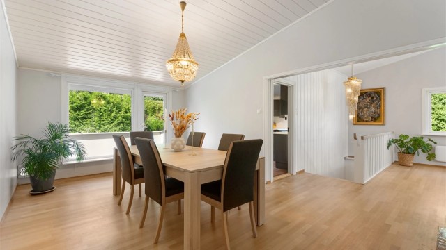 Spisestue med god plass til langbord, i åpen løsning mot stuen.