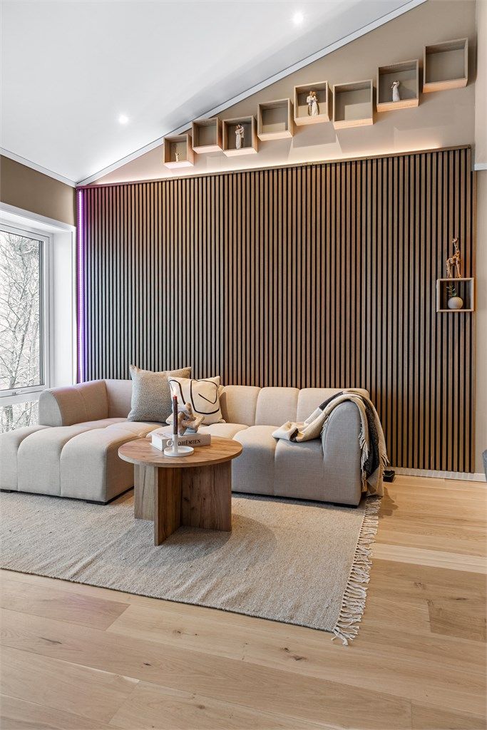 Romslig og luftig stue med god plass til sittegruppe, TV-område og stort spisebord.