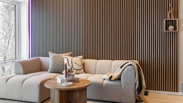 Romslig og luftig stue med god plass til sittegruppe, TV-område og stort spisebord.