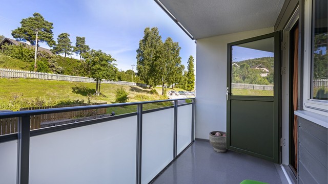 Den vestvendte balkongen med utgang fra kjøkkenet har god ettermiddagssol og er fin til å nyte sene ettermiddager
