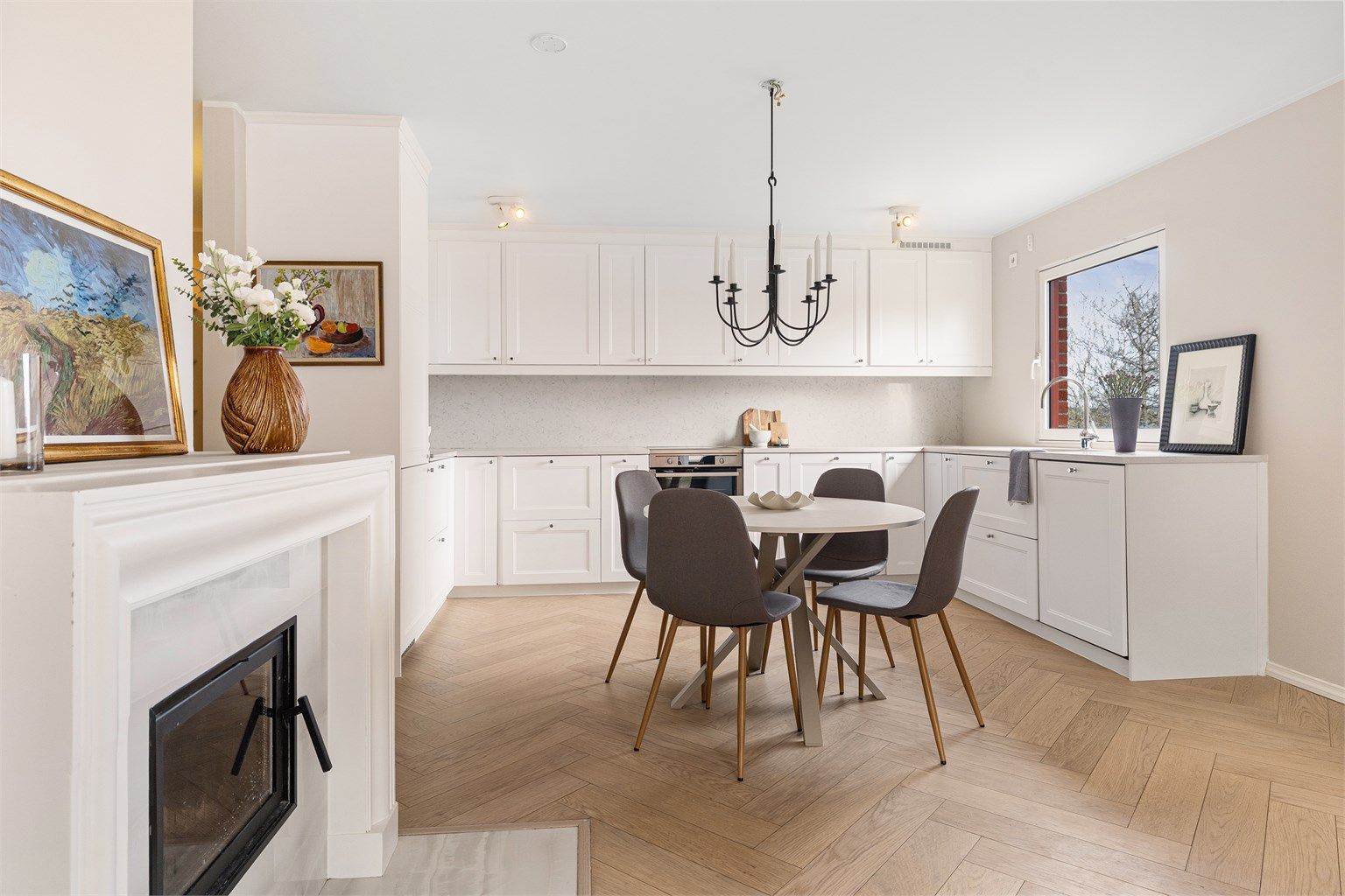 Leiligheten ble vesentlig oppgradert i 2021, med blant annet nytt kjøkken, nytt bad og varmekabler i gulv i alle rom for jevn og behagelig varme.