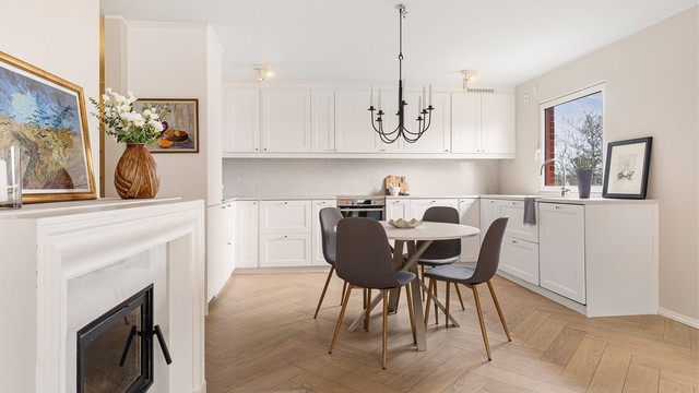 Leiligheten ble vesentlig oppgradert i 2021, med blant annet nytt kjøkken, nytt bad og varmekabler i gulv i alle rom for jevn og behagelig varme.