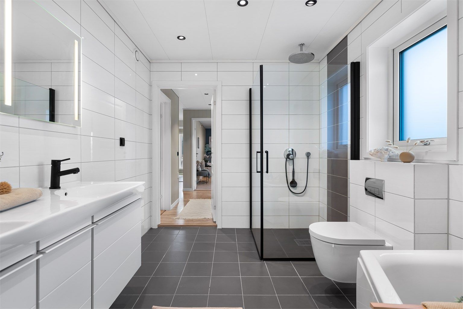 Moderne helfliset bad som gir en luftig og eksklusiv følelse