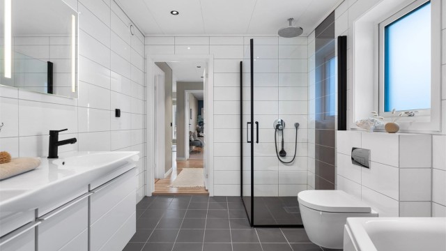 Moderne helfliset bad som gir en luftig og eksklusiv følelse