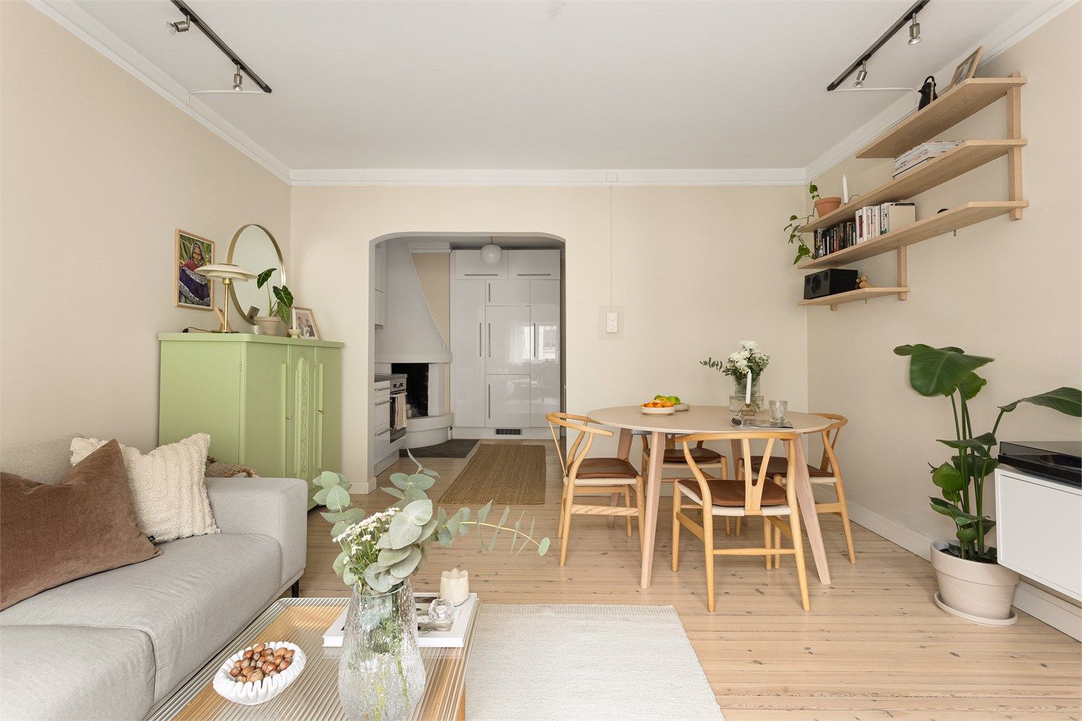 Rommet gir fleksibilitet for møblering med plass til både sofagruppe og spisebord.