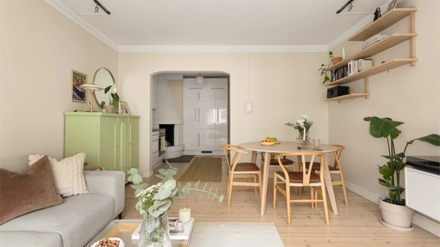 Rommet gir fleksibilitet for møblering med plass til både sofagruppe og spisebord.