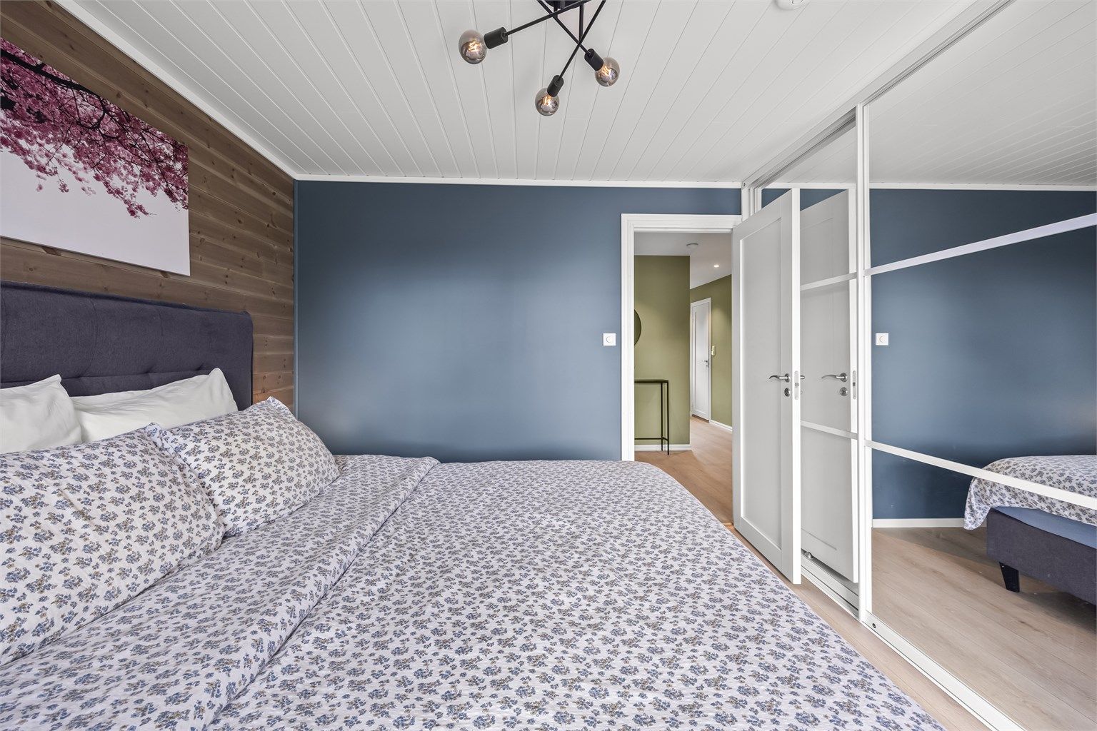Soverom 2 - skyvedørsgarderobe med speil