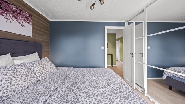 Soverom 2 - skyvedørsgarderobe med speil