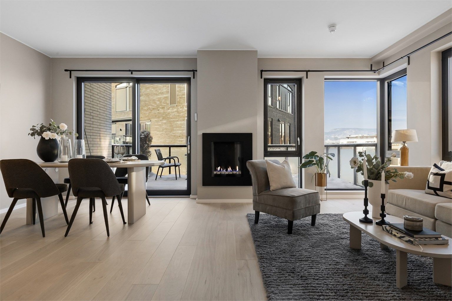 Leiligheten oppleves lys og luftig, og har store vindusflater og rikelig med naturlig lysinnslipp