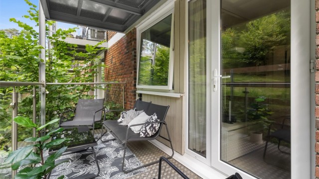 Leiligheten ligger i 2 etasje med balkong vendt bort fra veien og parkeringsplass.