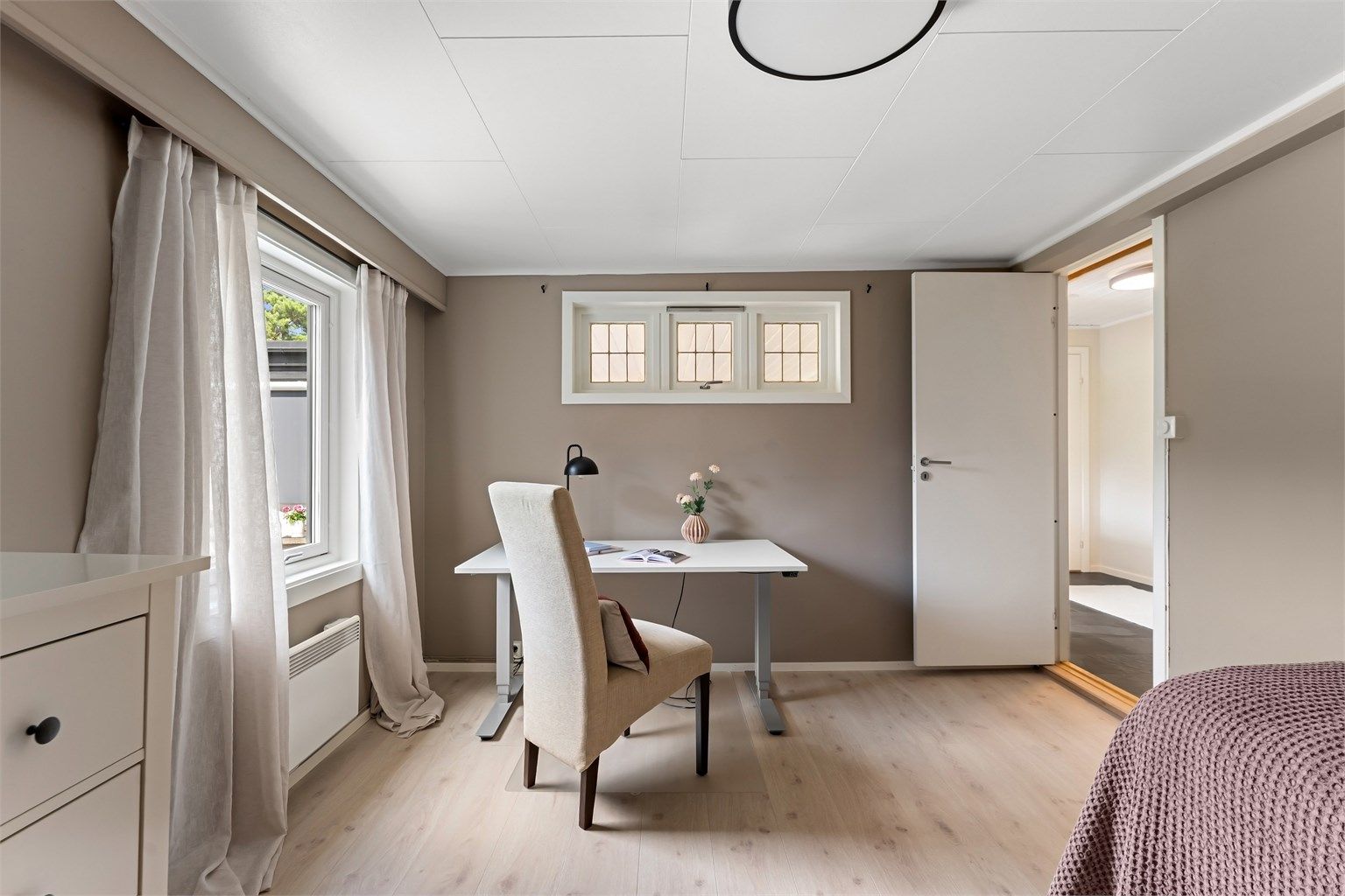 Rommet har plass til både seng og en egen arbeidsplass. Originalt redskap/vedbod, ikke omsøkt i kommunen.