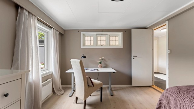 Rommet har plass til både seng og en egen arbeidsplass. Originalt redskap/vedbod, ikke omsøkt i kommunen.