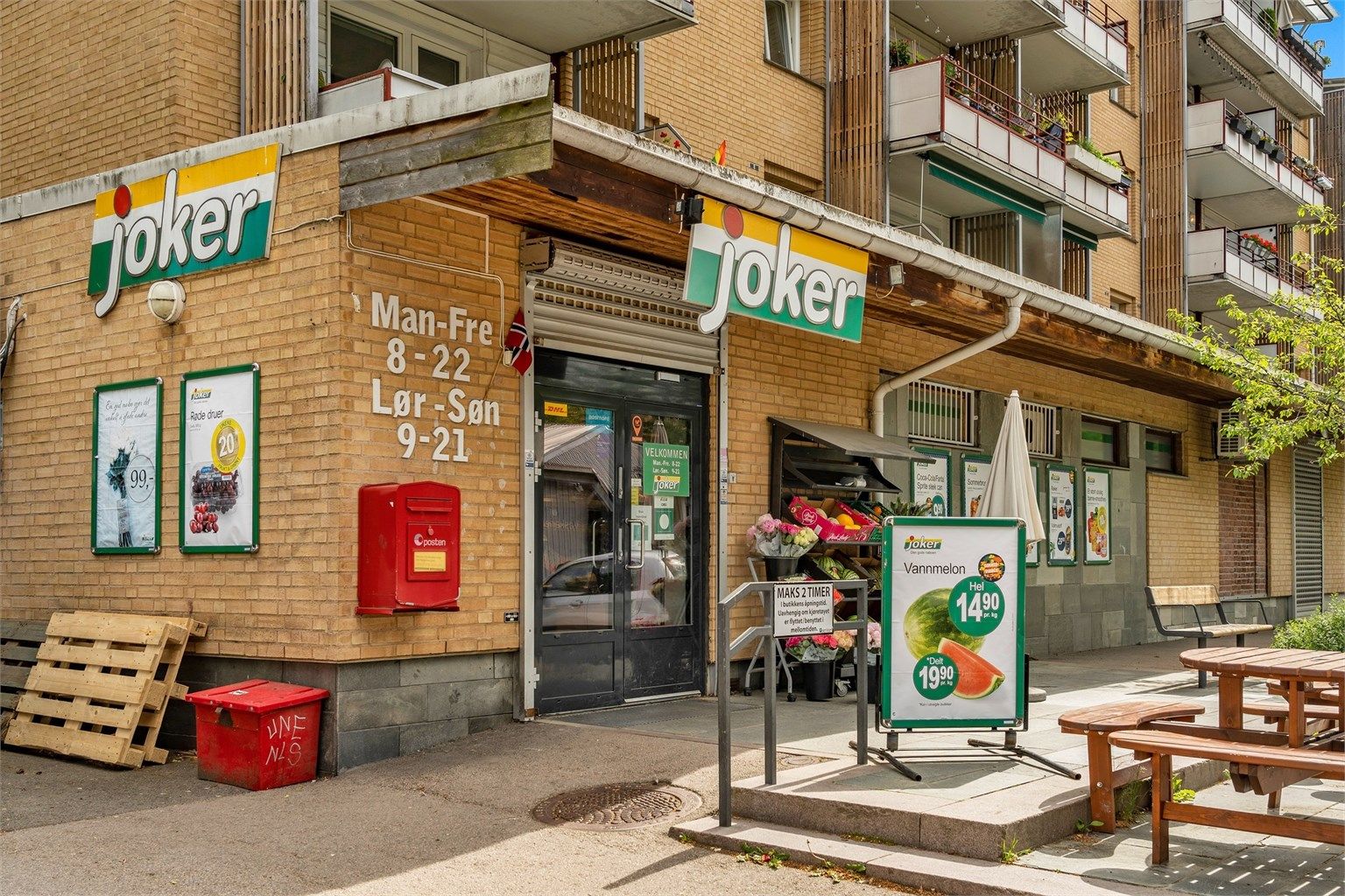 Midt i borettslaget ligger en søndagsåpen Joker, i tøffelavstand fra leiligheten. Det er også Kiwi dagligvarehandel og Rema1000 i nærområdet samt servicetilbud for øvrig. 