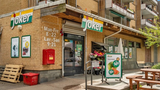 Midt i borettslaget ligger en søndagsåpen Joker, i tøffelavstand fra leiligheten. Det er også Kiwi dagligvarehandel og Rema1000 i nærområdet samt servicetilbud for øvrig.