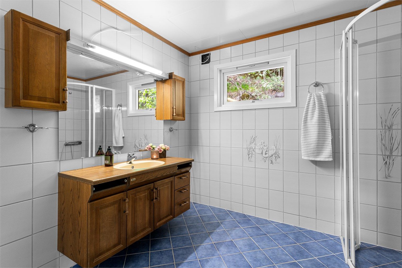 Badet i første etasje er av god størrelse og er utstyrt med baderomsinnredning i tre.