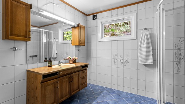 Badet i første etasje er av god størrelse og er utstyrt med baderomsinnredning i tre.
