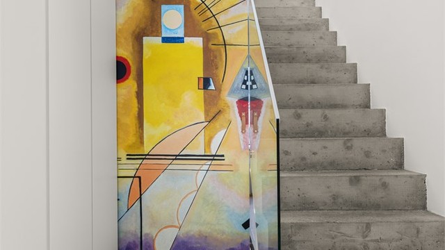 Den sentralt plasserte trappen er et skulpturelt element i boligen