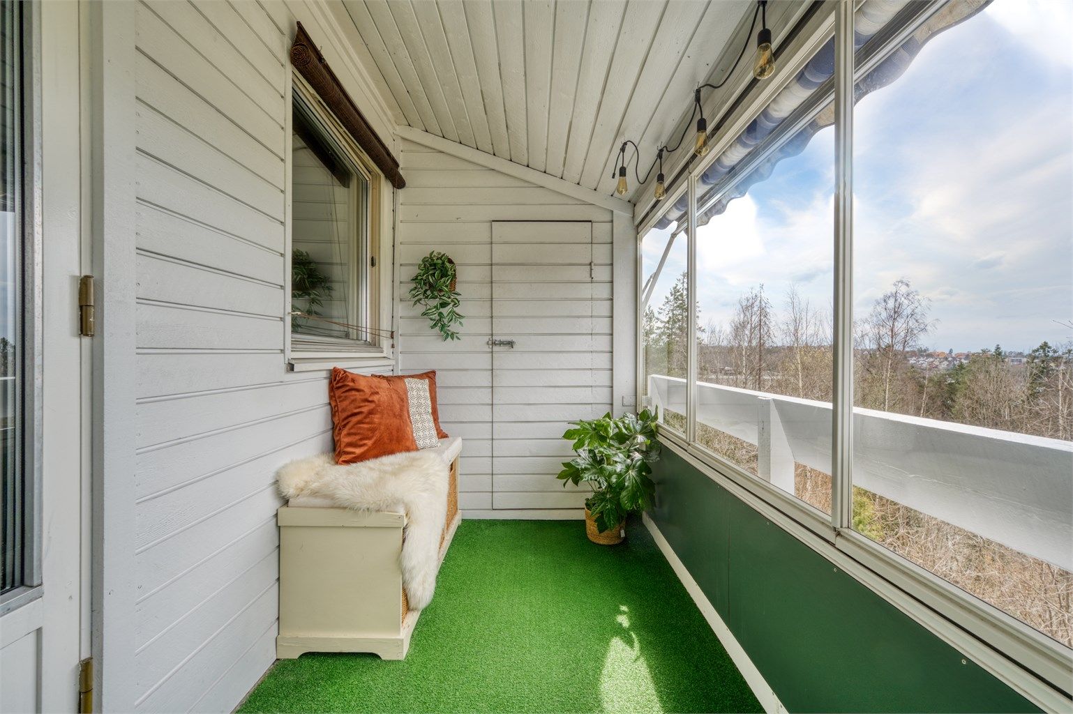 Praktisk bod på ca. 2 m² med adkomst direkte fra verandaen for enkel lagring.