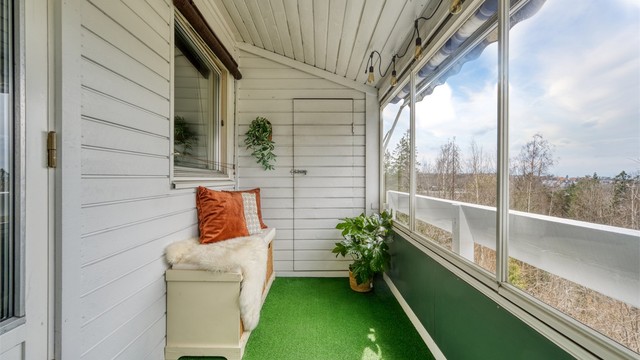 Praktisk bod på ca. 2 m² med adkomst direkte fra verandaen for enkel lagring.