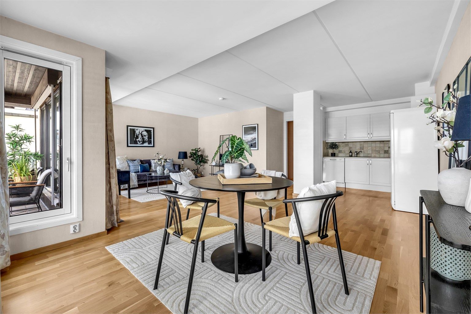 Leiligheten ligger i 4.etg. og inneholder bl.a stue/kjøkken, baderom og tre soverom